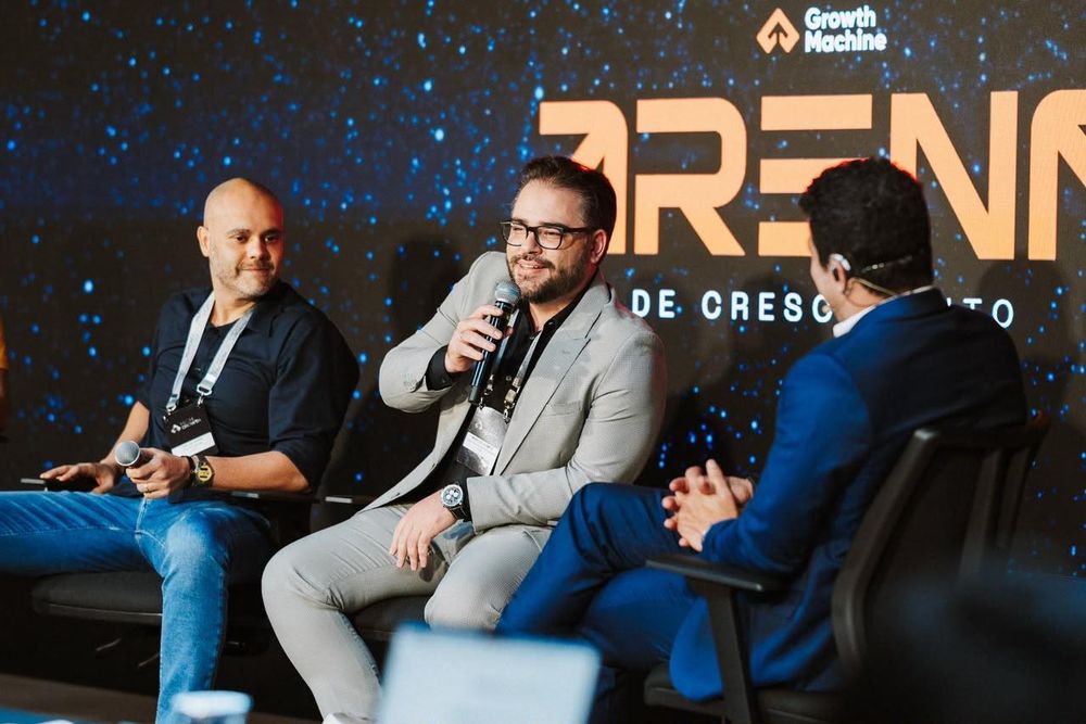 Marcus Gomes palestrando no palco da Arena de Crescimento — Growth Machine