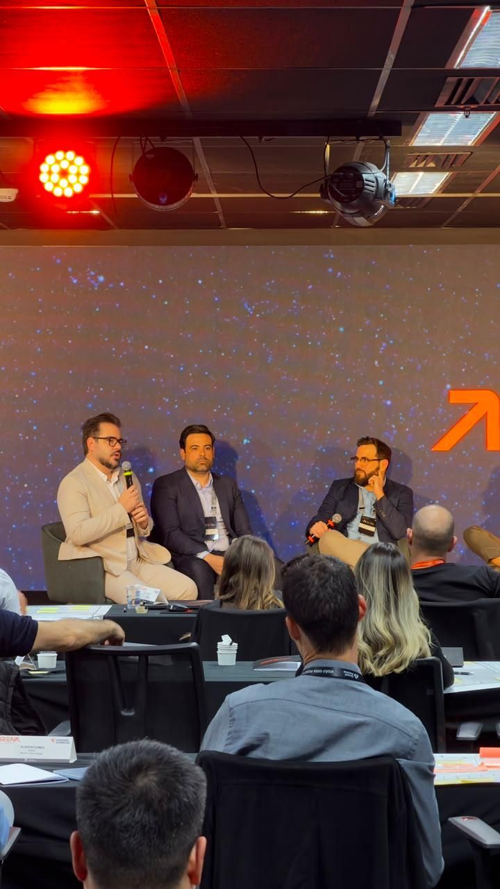 Marcus Gomes participando de painel para empresários em evento de alta performance