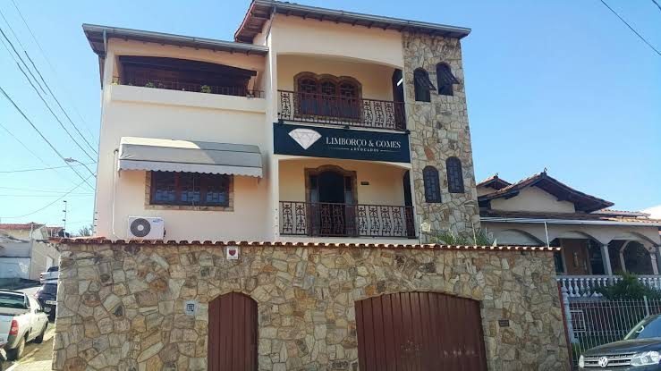 Fachada da sede da Limborço & Gomes Advogados em Varginha, com o letreiro do escritório